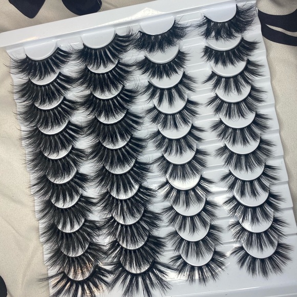 30 pairs of eyelashes - Picture 3 of 3